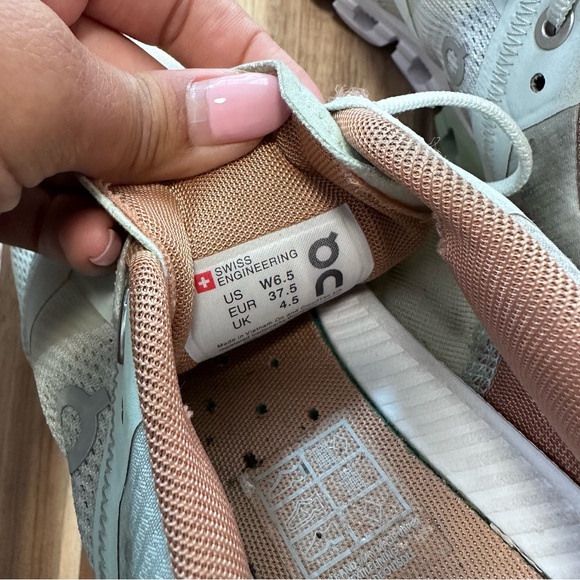 On Running Cloudflow V2 in Aloe White Running Shoes Size US Women 6.5 - Picture 12 of 13